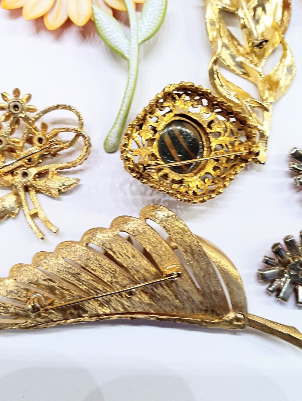 Vintage Jewelry Lot Enamel Flowers Rhinestone Pin Earrings - Picture 11 of 14